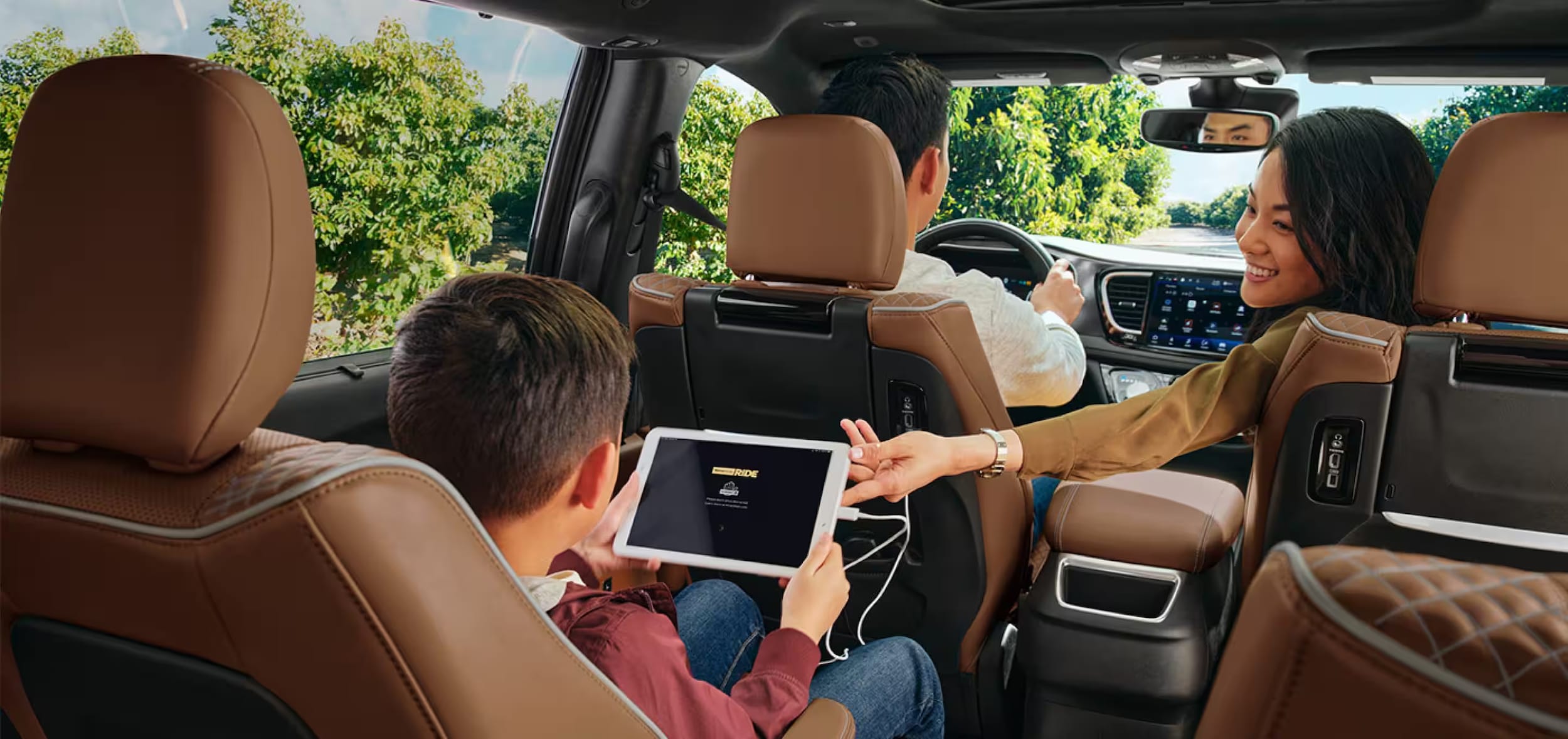 2024-chrysler=pacifica-family-int.png