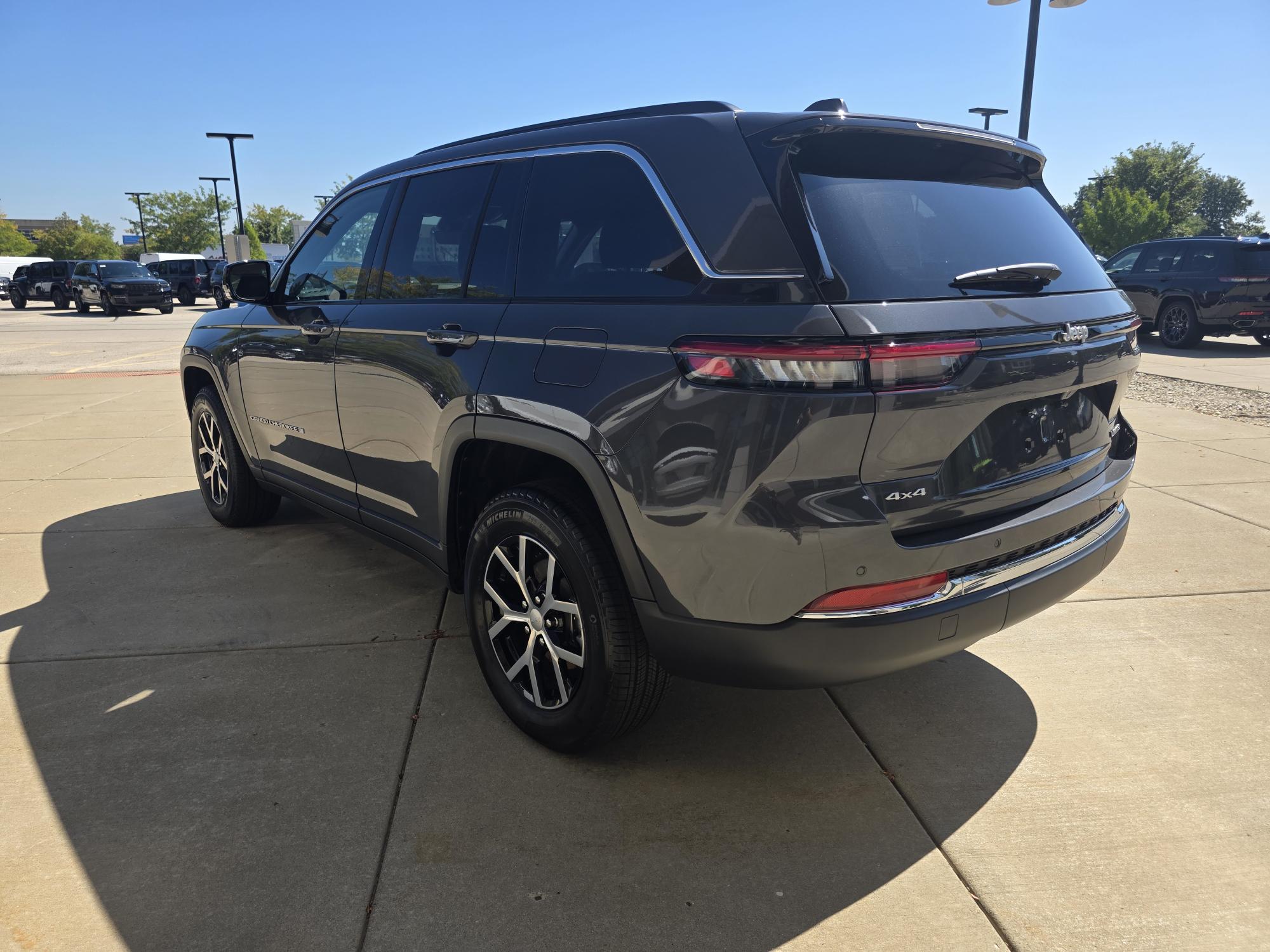 2025 Jeep Grand Cherokee Limited photo 3