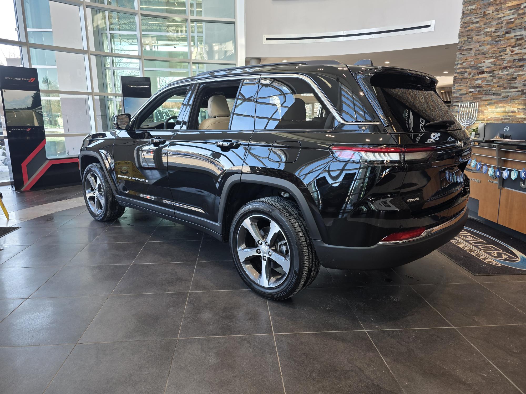 2025 Jeep Grand Cherokee Limited photo 3