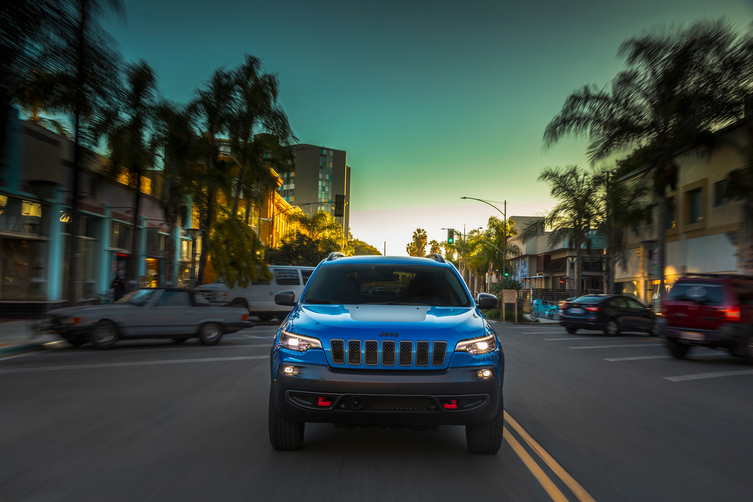 2019-jeep-cherokee-front-city-cruising.png