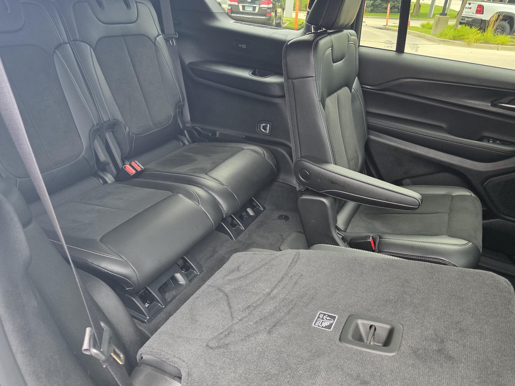 2025 Jeep Grand Cherokee Altitude photo 3