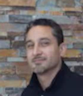 Staff member Roberto from ID_6f99a0131bd1