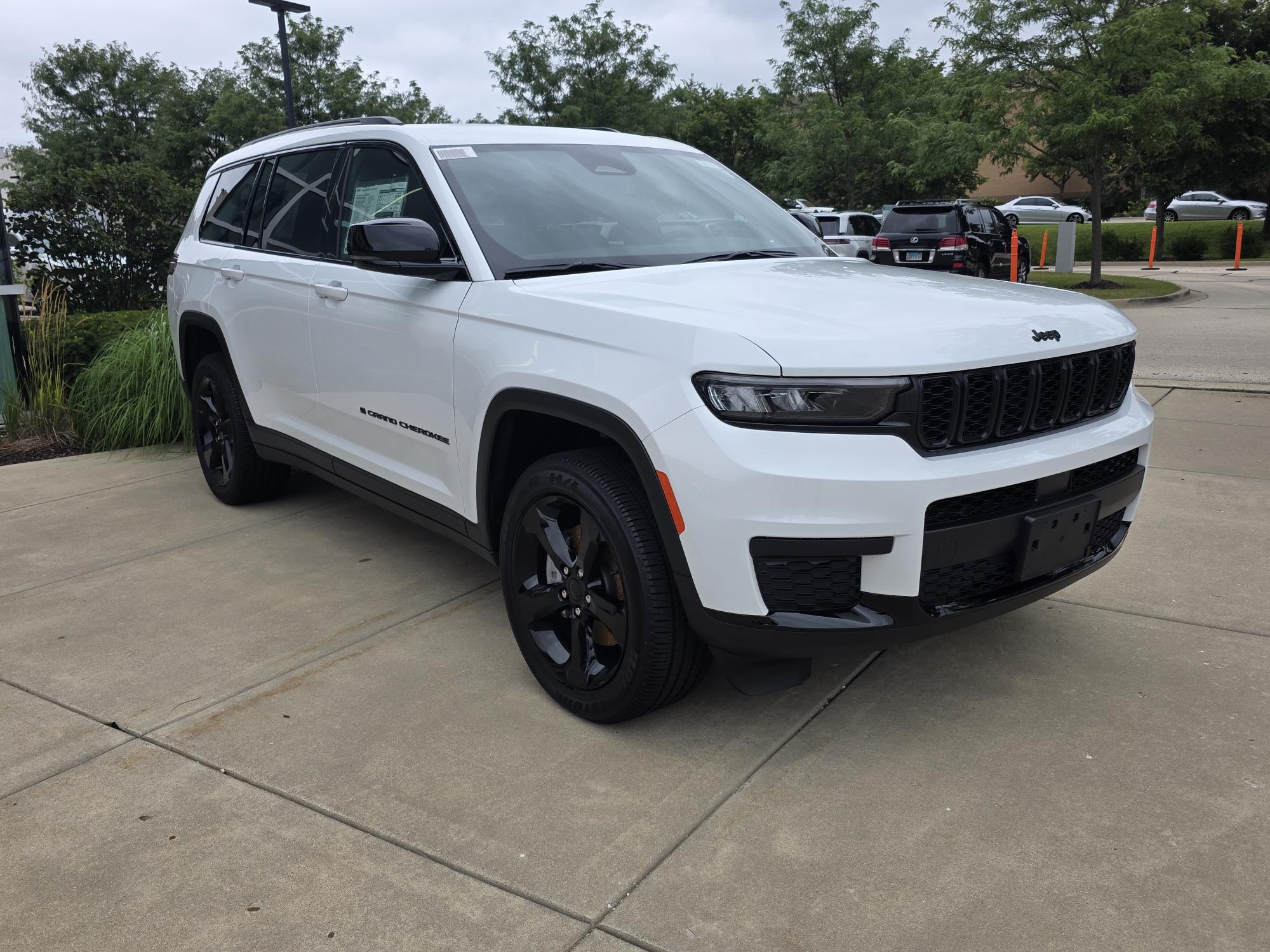 2025 Jeep Grand Cherokee Altitude photo 2