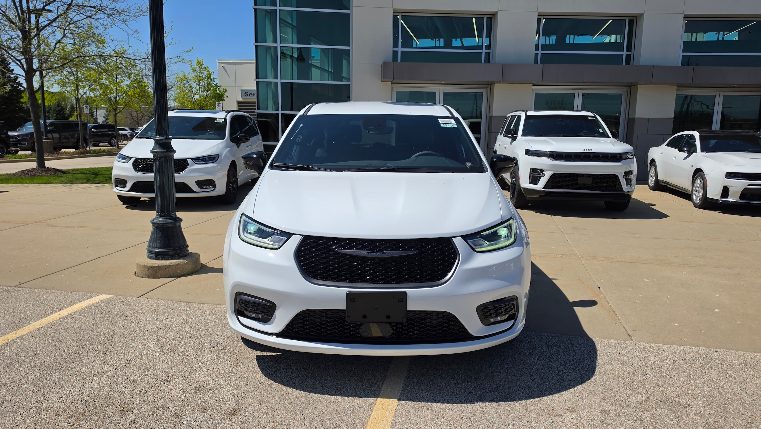 2026 Chrysler Pacifica Select's photo