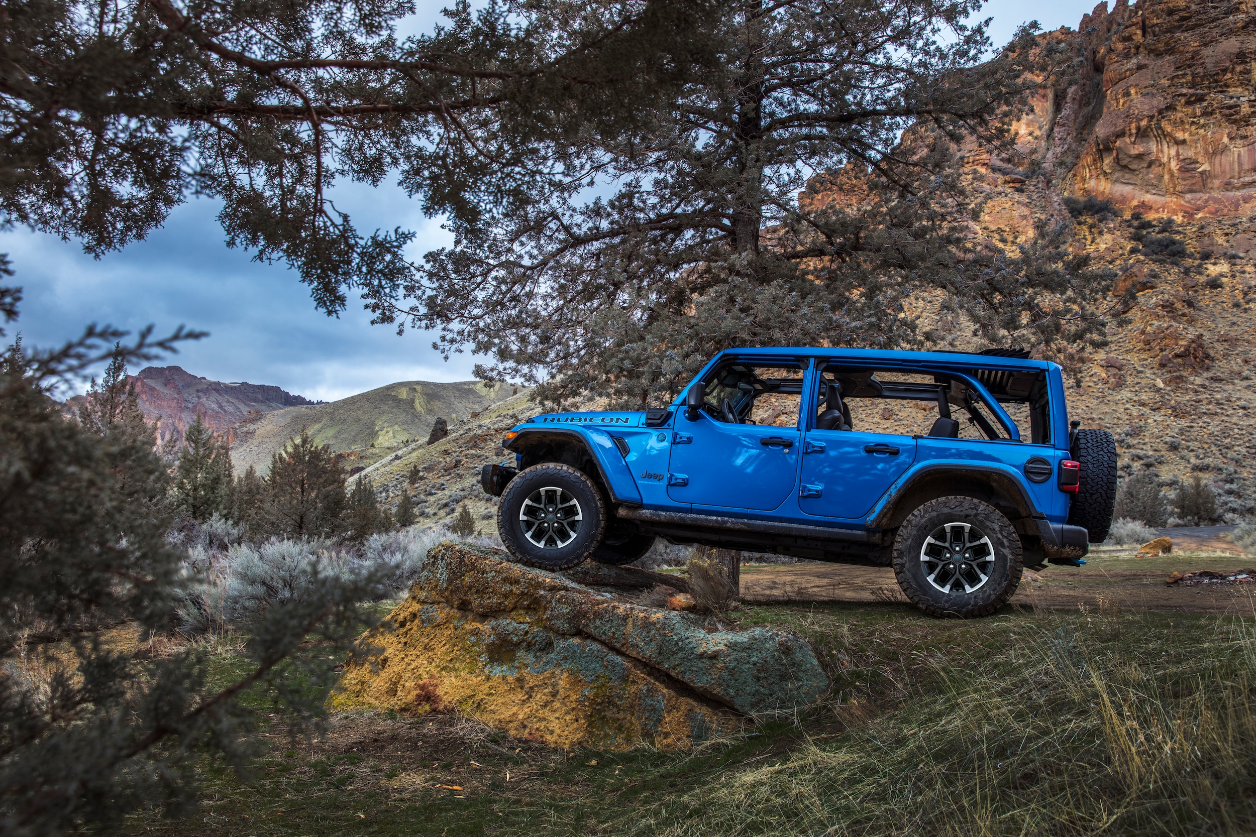 2025-jeep-wrangler-4xe-on-the-move.png