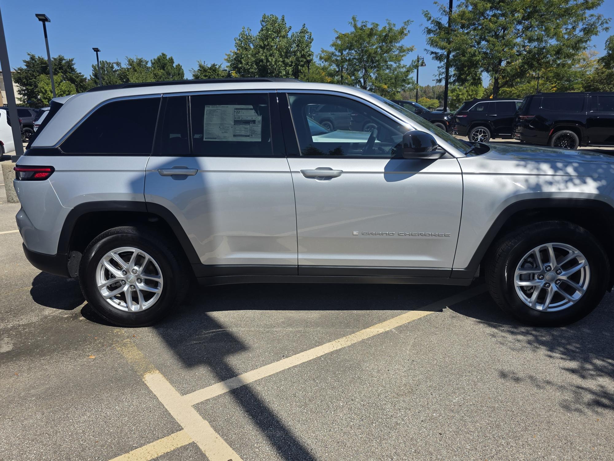 2025 Jeep Grand Cherokee Laredo photo 2