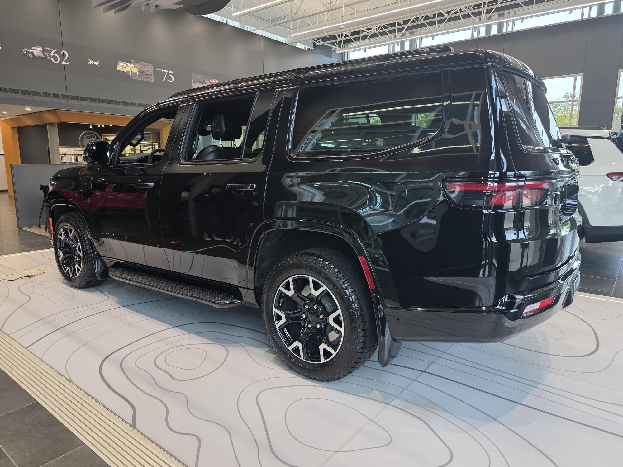 2025 Jeep Wagoneer Overland photo 2