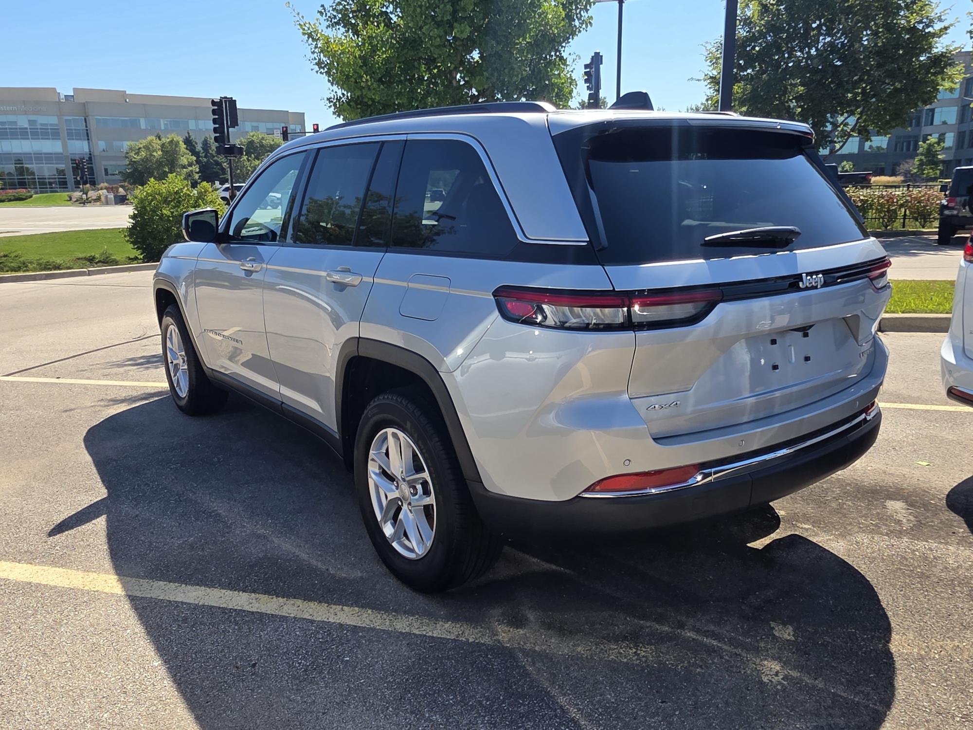 2025 Jeep Grand Cherokee Laredo photo 4