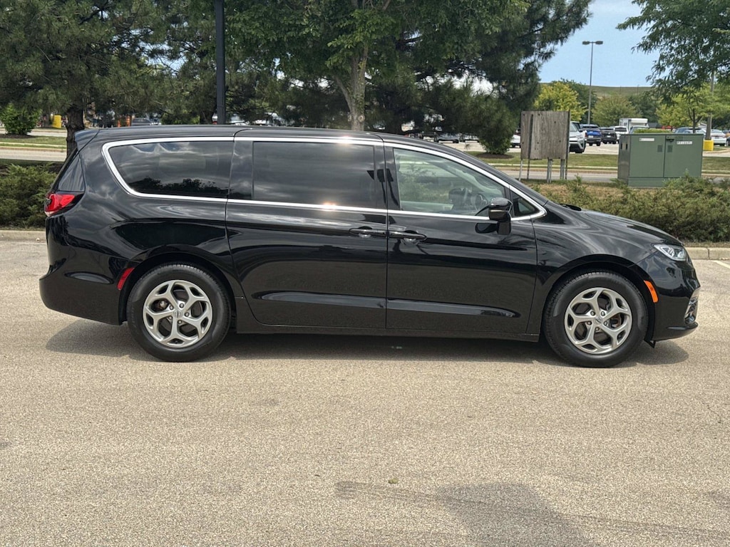 Used 2024 Chrysler Pacifica Limited Limited FWD