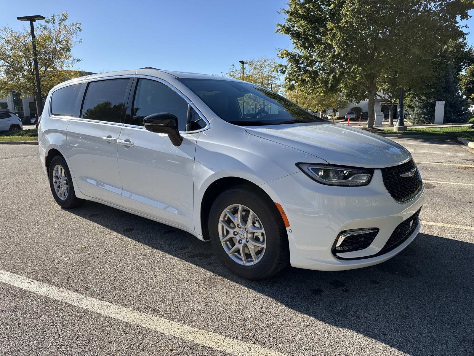 2026 Chrysler Pacifica photo 3