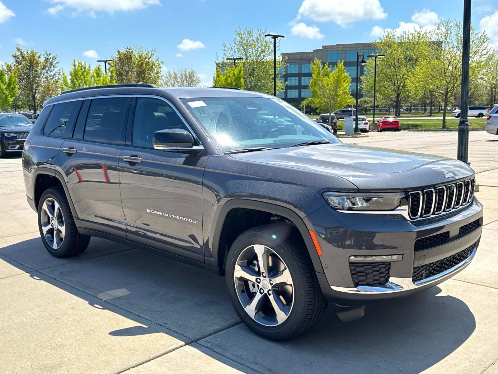 2025 Jeep Grand Cherokee Limited Sport photo 3