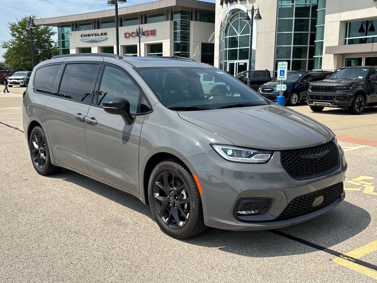 2025 Chrysler Pacifica Limited photo 3