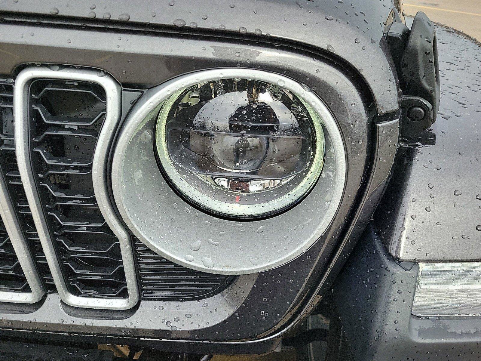 2025 Jeep Wrangler Sahara photo 4