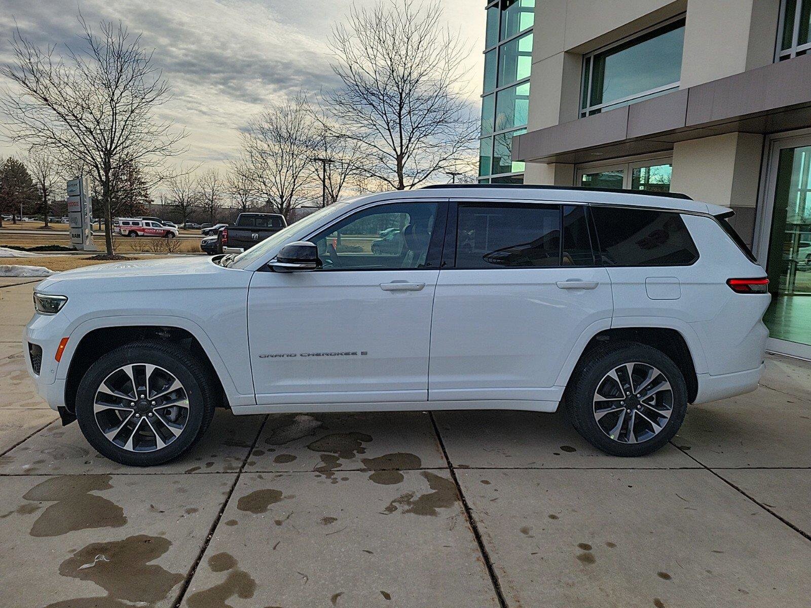 2025 Jeep Grand Cherokee Overland photo 2