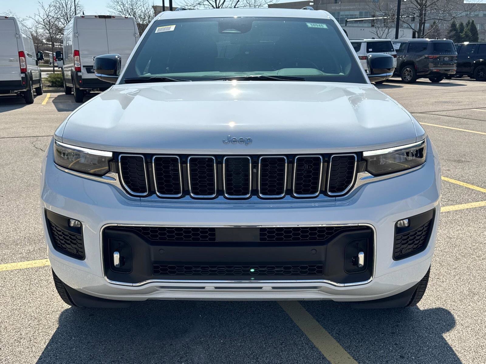 2025 Jeep Grand Cherokee Overland photo 2