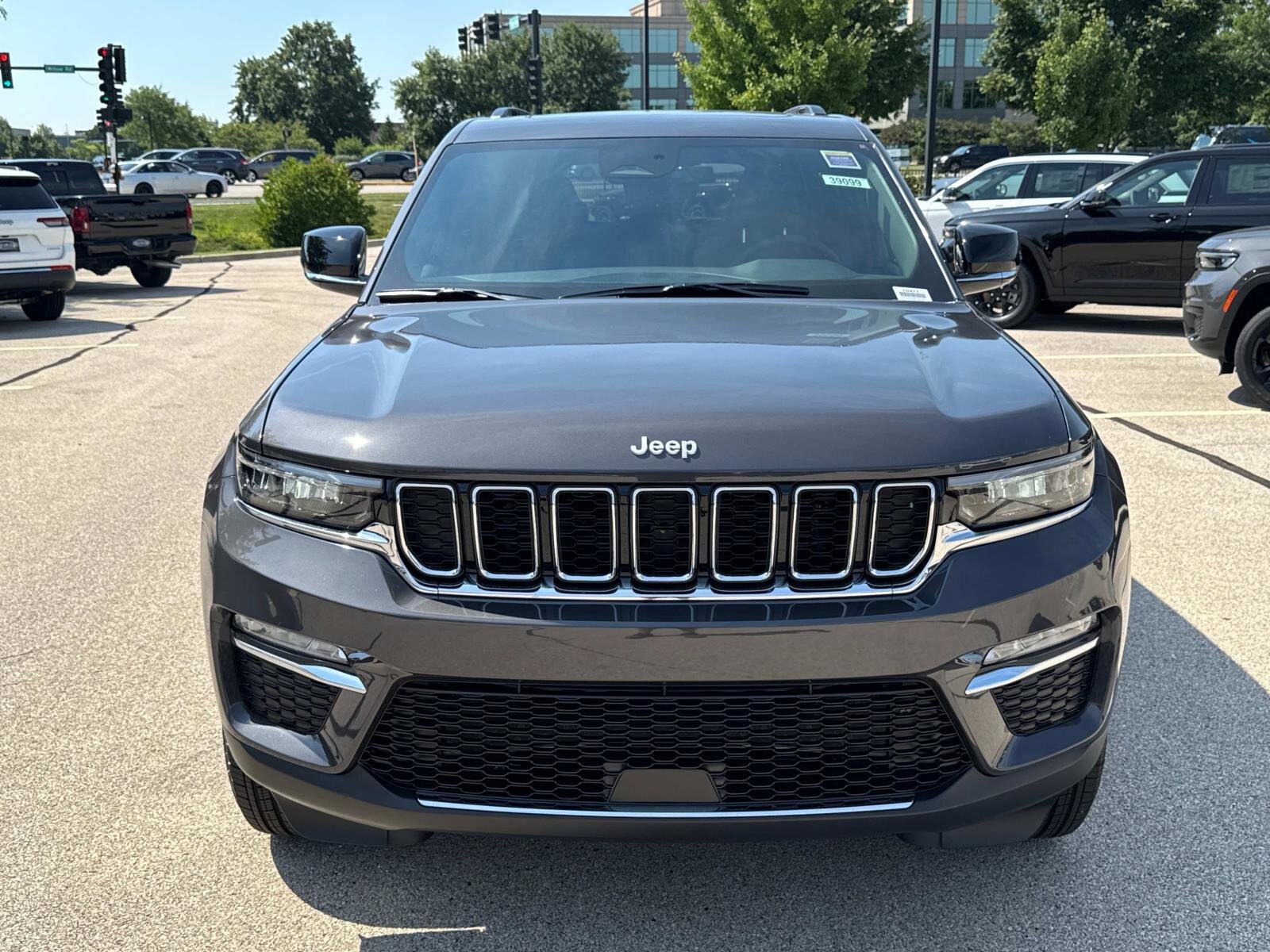 2025 Jeep Grand Cherokee Limited photo 2