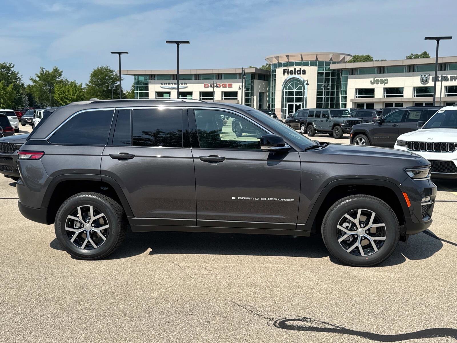 2025 Jeep Grand Cherokee Limited photo 4
