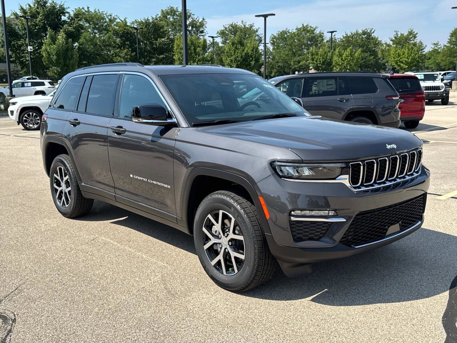 2025 Jeep Grand Cherokee Limited photo 3