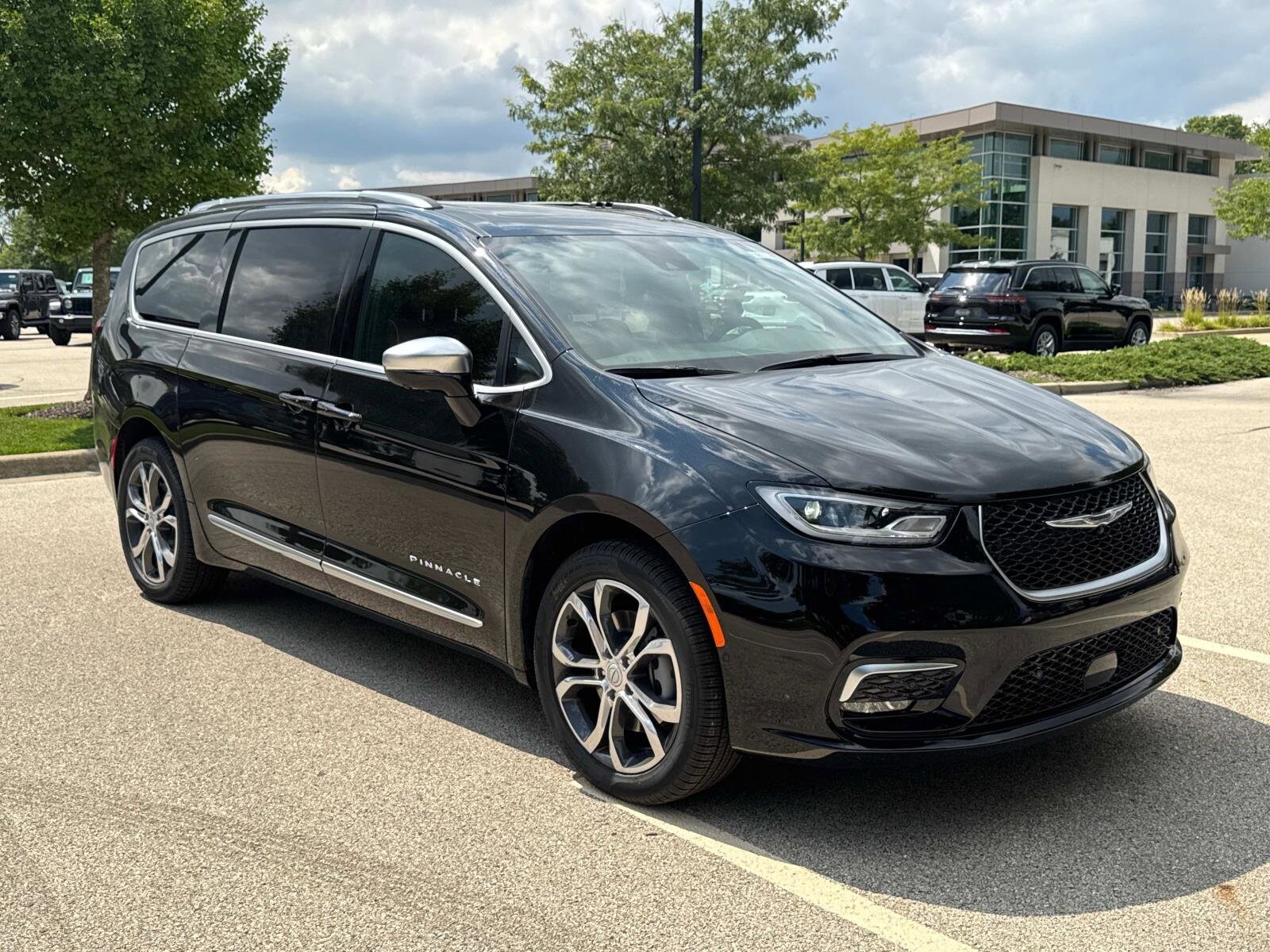 2026 Chrysler Pacifica Pinnacle photo 3