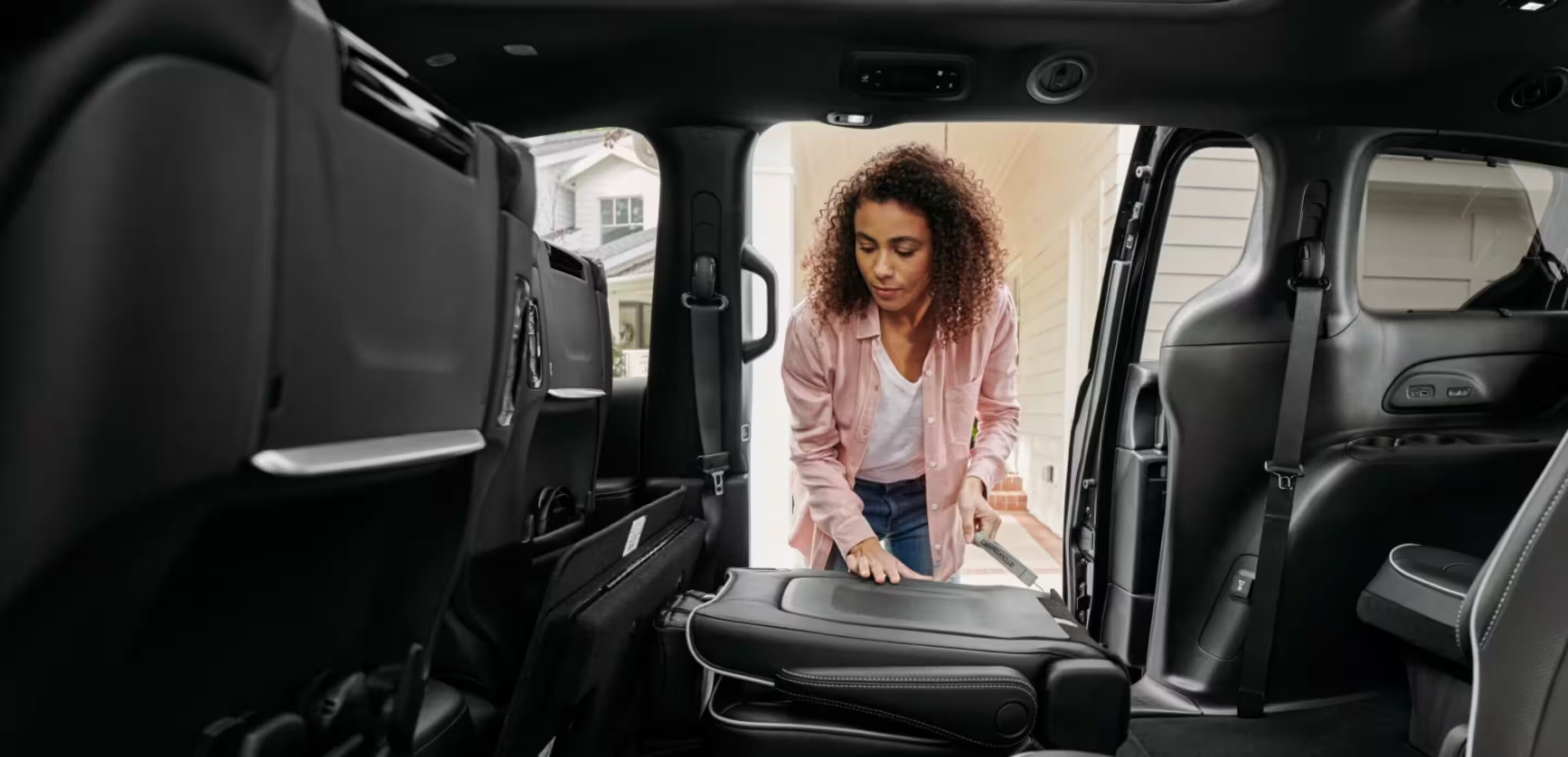 2023-chrysler-pacifica-interior-cabin-storage.png