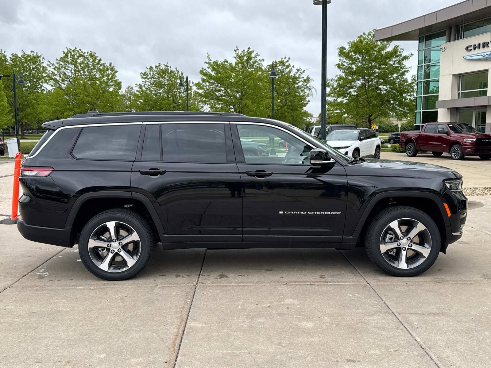 2025 Jeep Grand Cherokee Limited photo 4