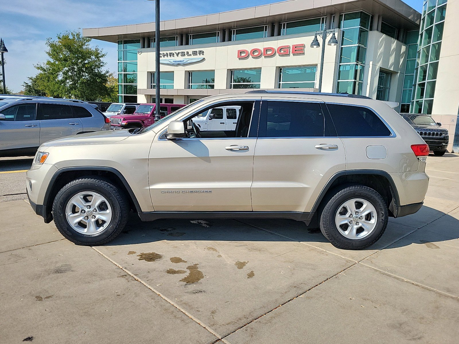 Used 2014 Jeep Grand Cherokee Laredo with VIN 1C4RJFAG4EC148239 for sale in Glenview, IL