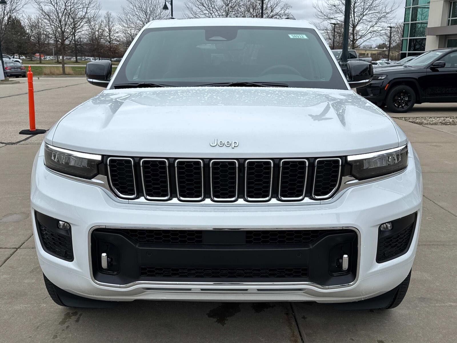 2025 Jeep Grand Cherokee Overland photo 2