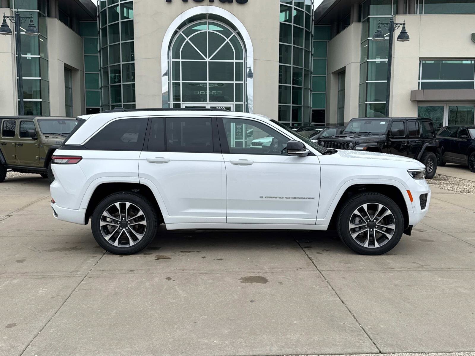 2025 Jeep Grand Cherokee Overland photo 4