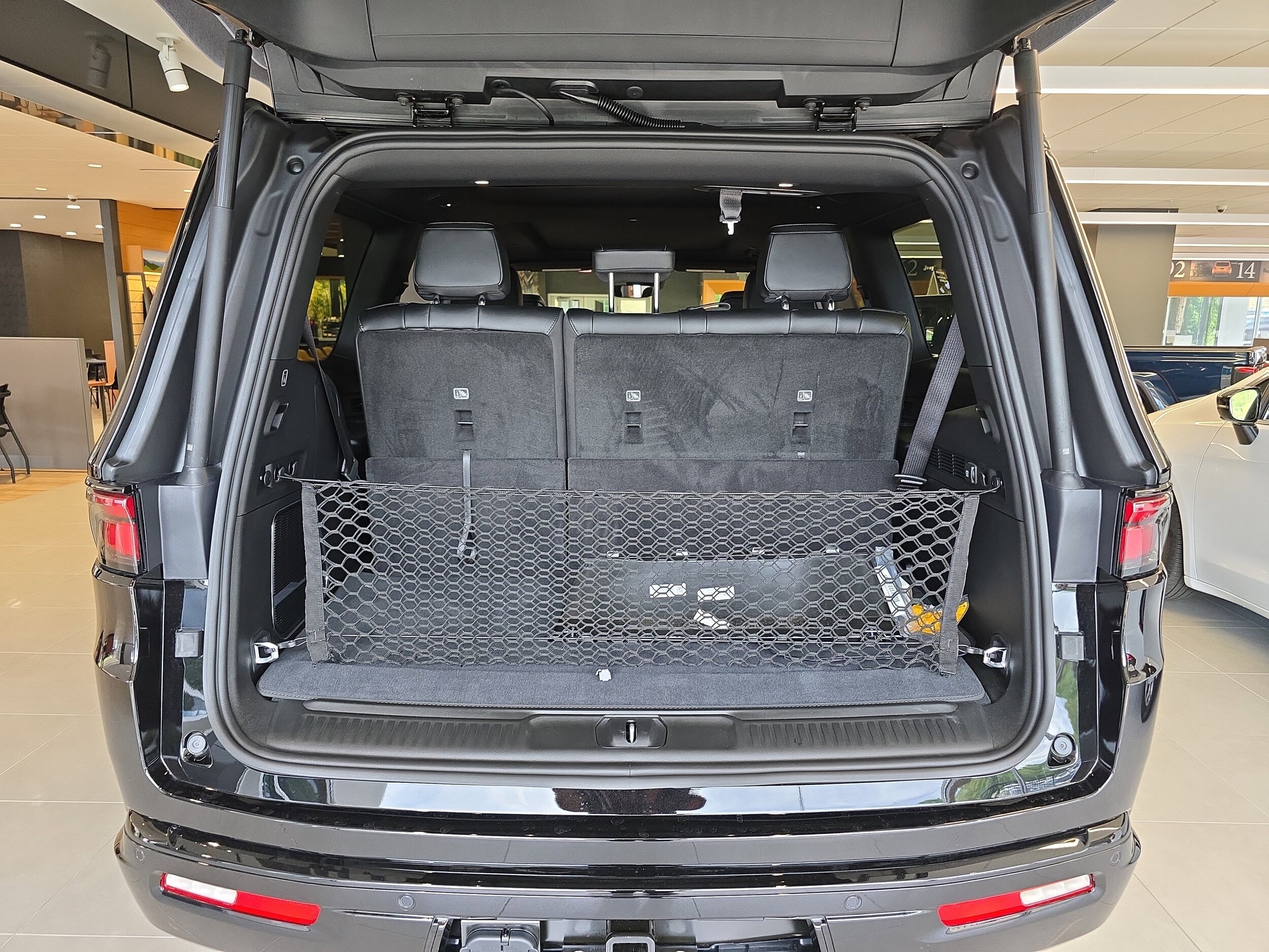 2025 Jeep Wagoneer Carbide photo 4