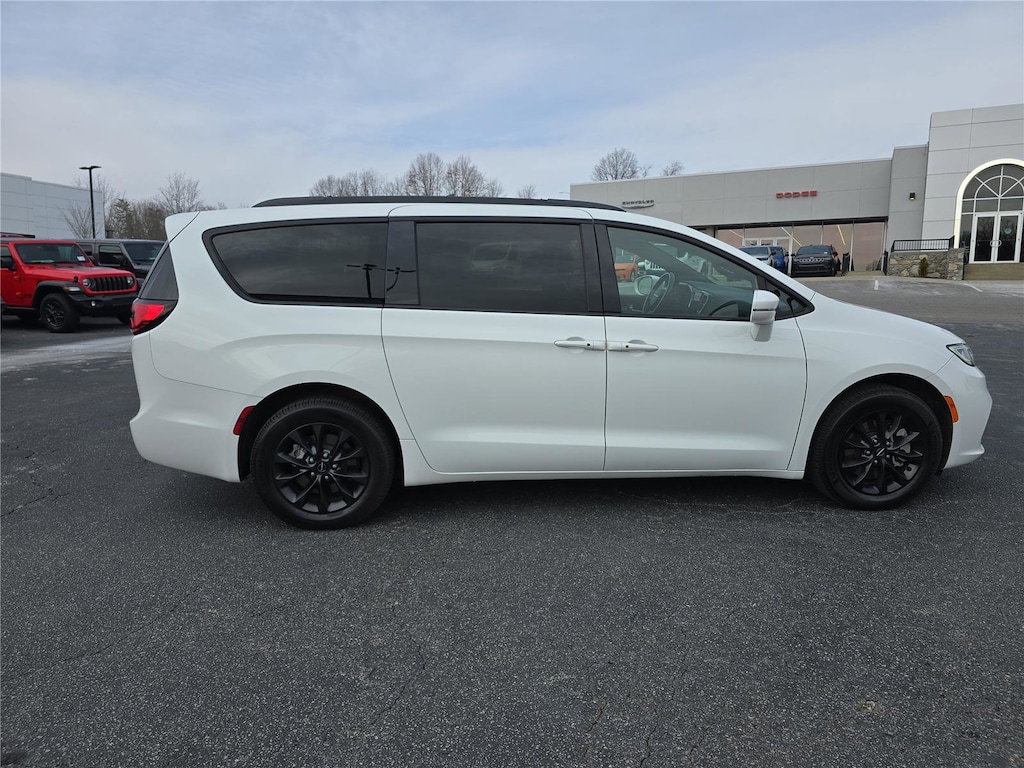 Used 2021 Chrysler Pacifica Limited Minivan/Van