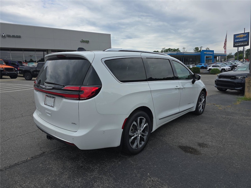 Used 2025 Chrysler Pacifica Pinnacle Minivan/Van