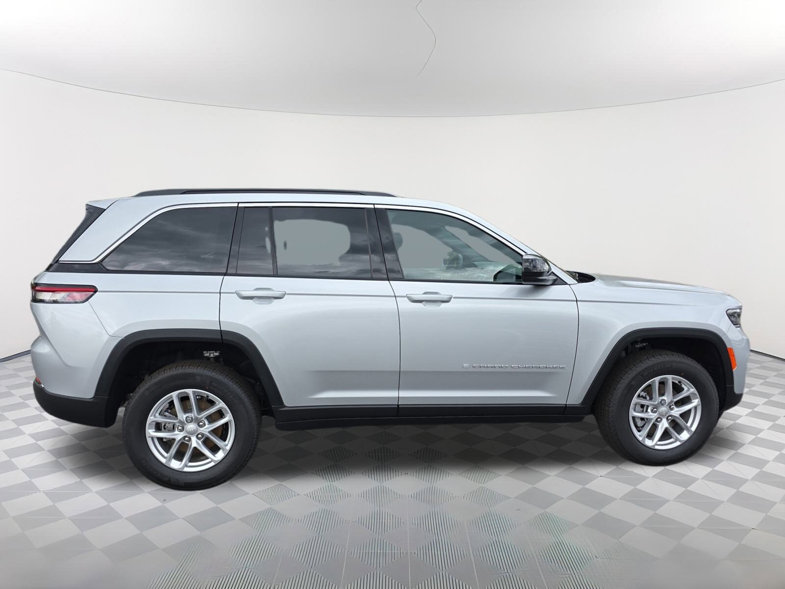 2025 Jeep Grand Cherokee Laredo X photo 2