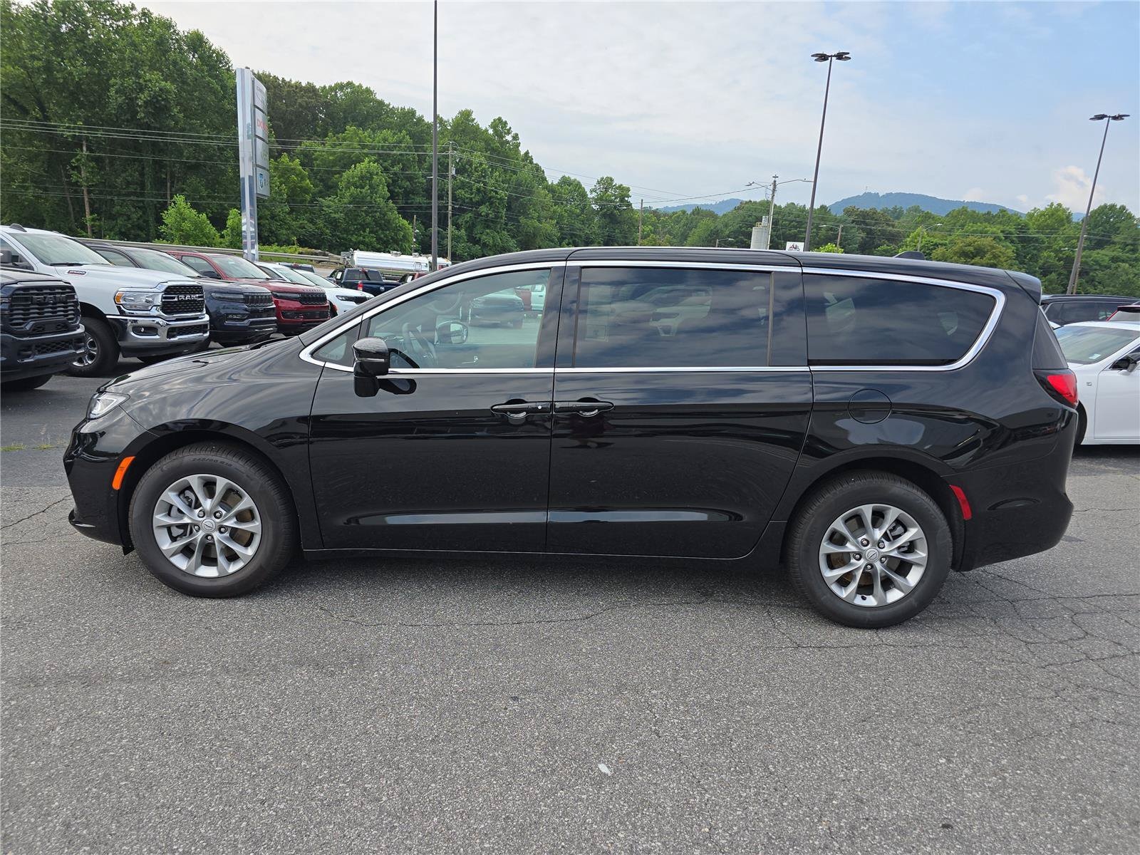 2026 Chrysler Pacifica Select - Photo 6