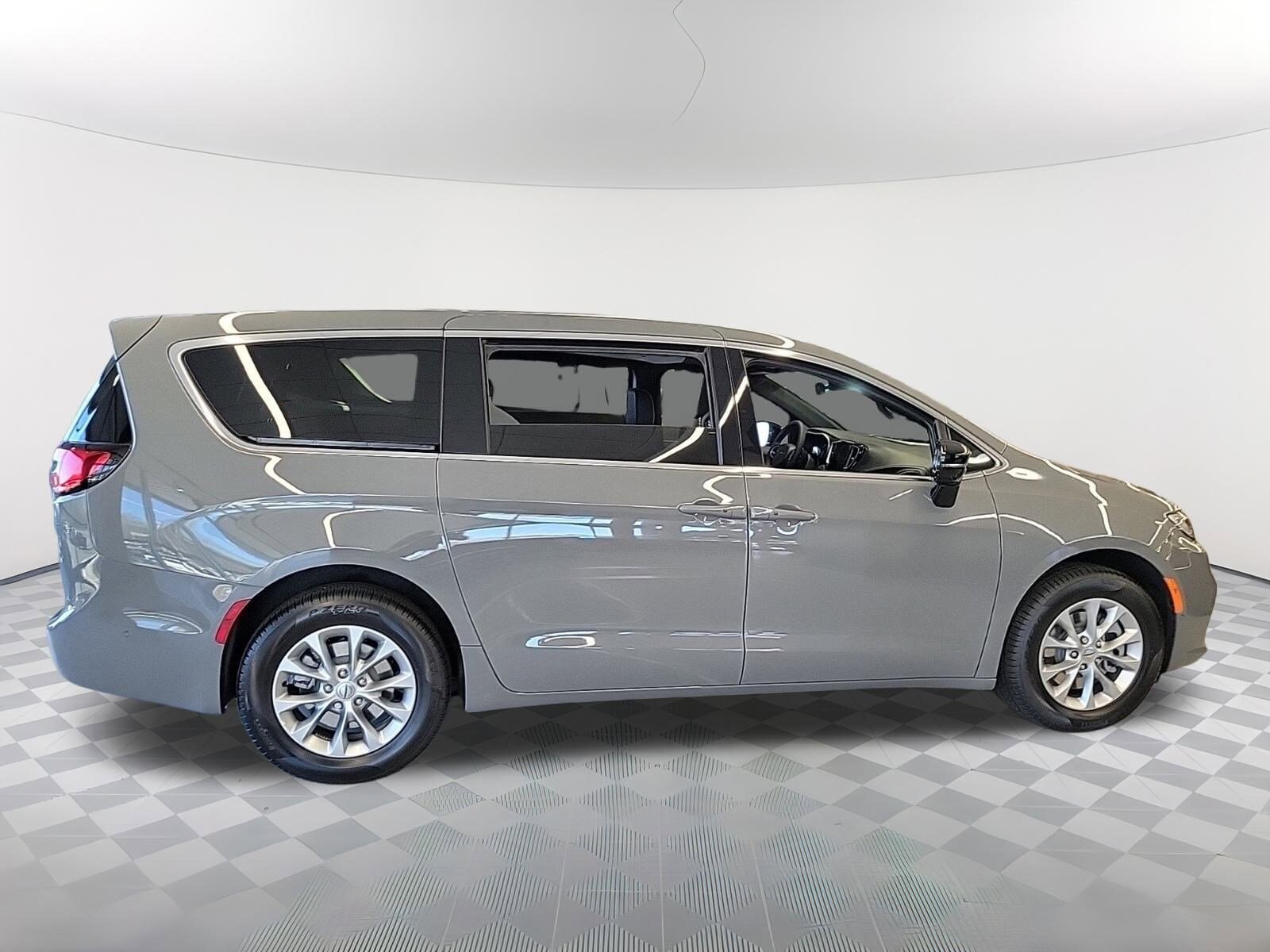 2025 Chrysler Pacifica photo 2