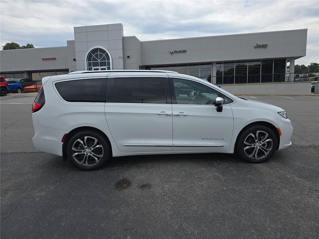 Used 2025 Chrysler Pacifica Pinnacle Minivan/Van