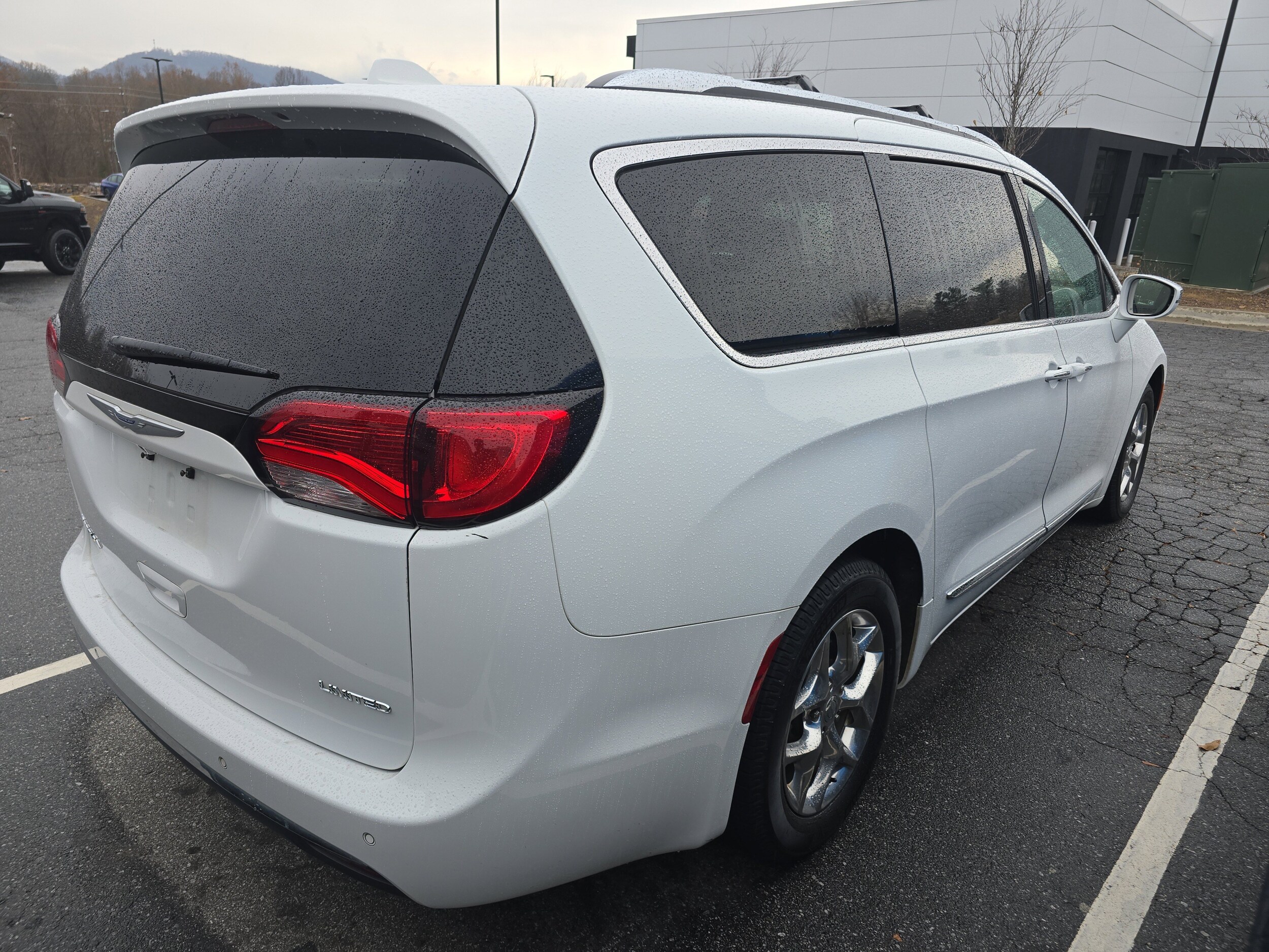 2018 Chrysler Pacifica Limited photo 2
