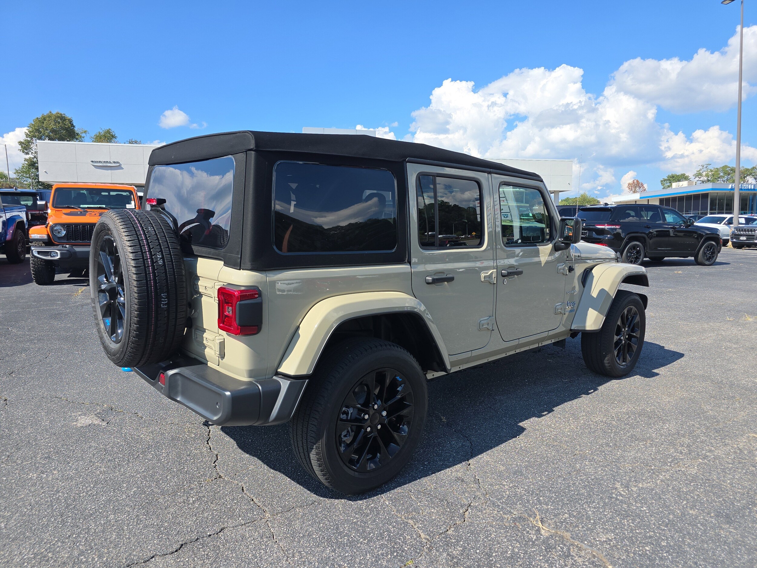2022 Jeep Wrangler Unlimited Sahara 4xe photo 2