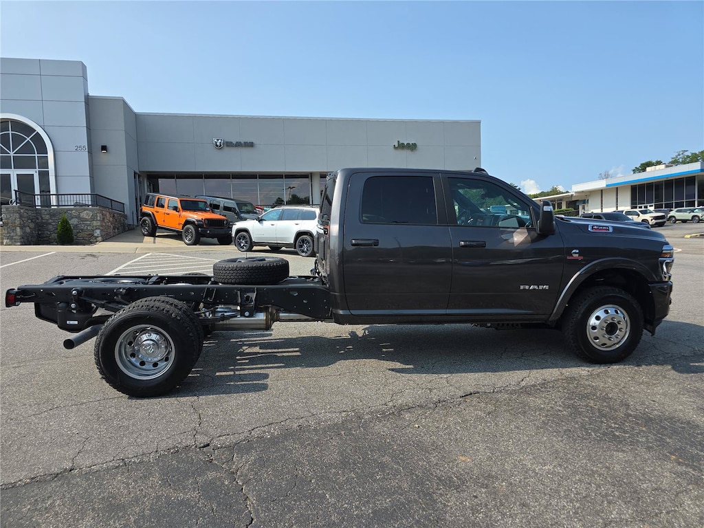 New 2026 Ram 3500 Chassis Cab BIG HORN CREW 4X4 60' CA Pickup