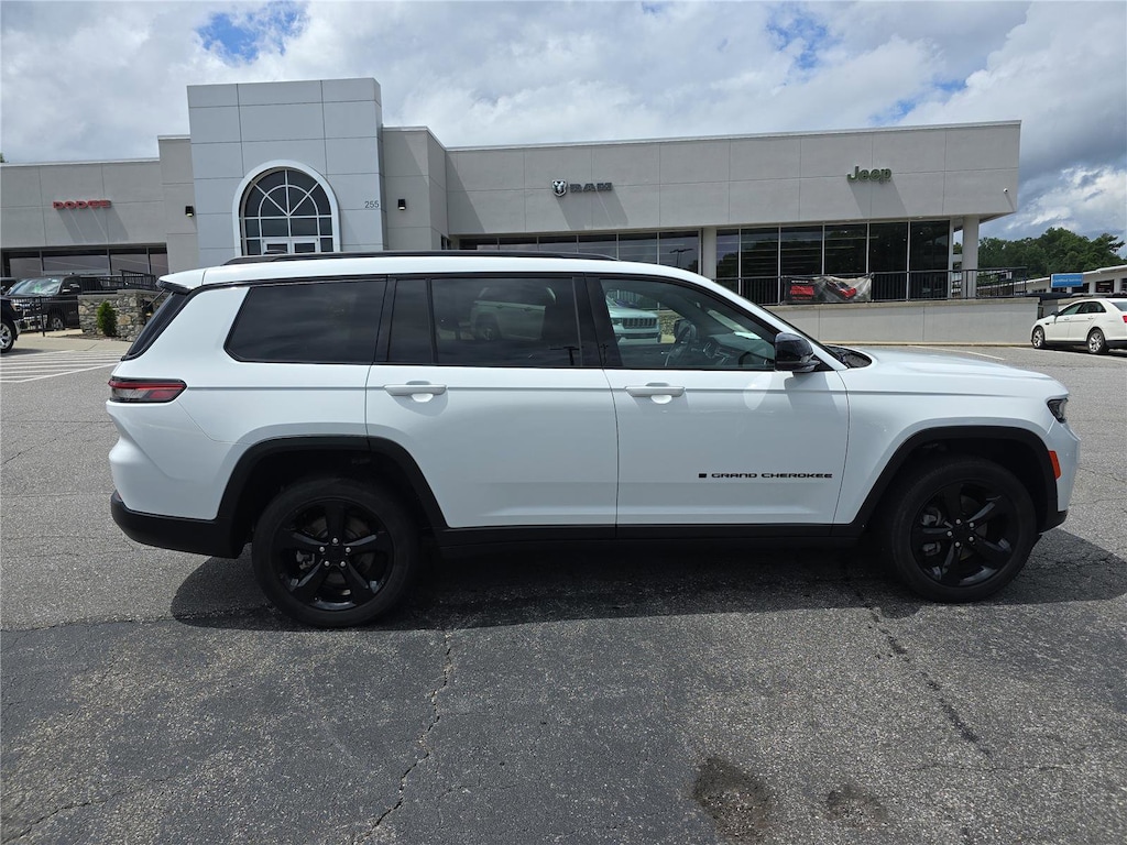 Used 2022 Jeep Grand Cherokee L Altitude SUV