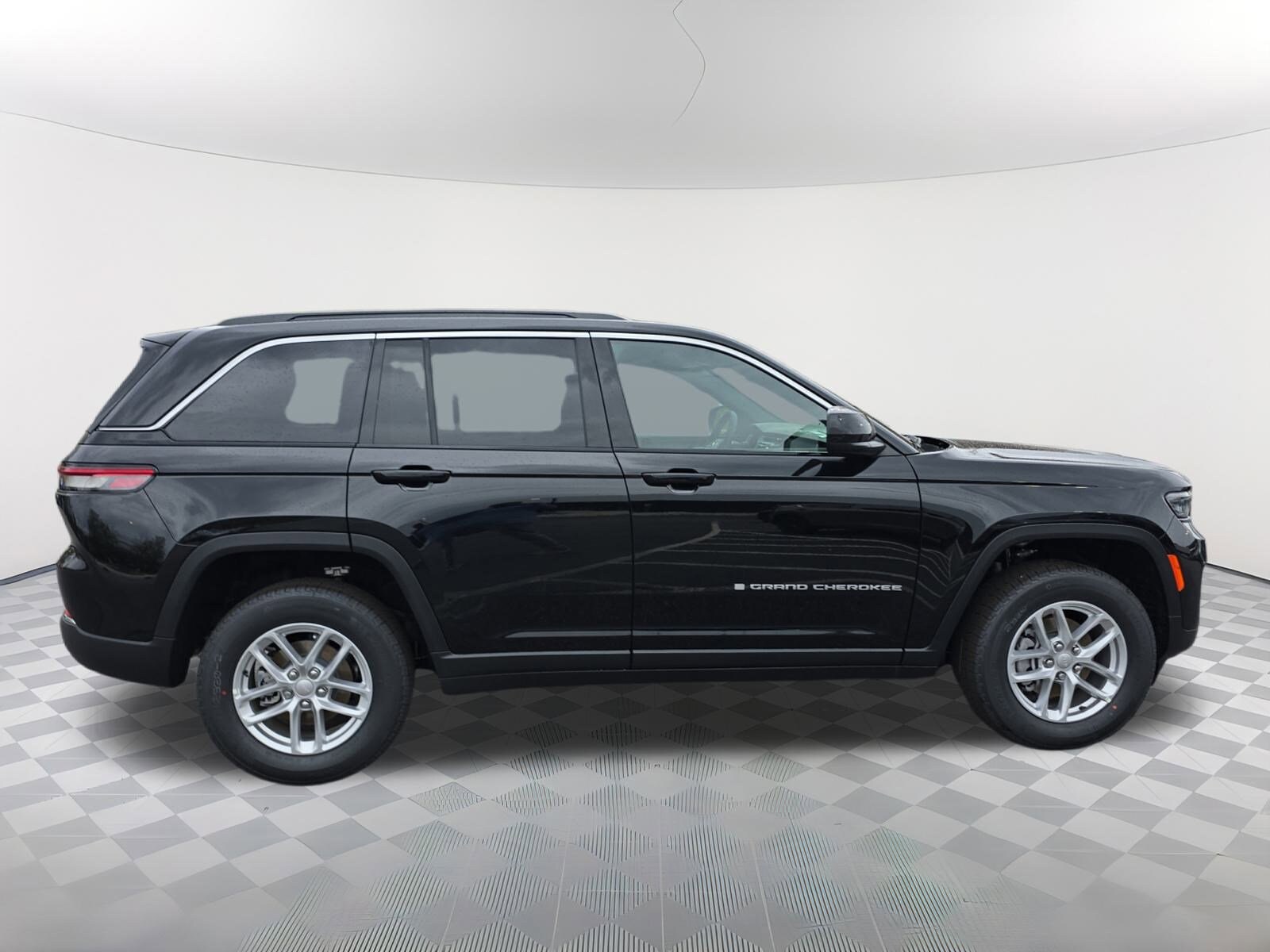 2025 Jeep Grand Cherokee Laredo X photo 2