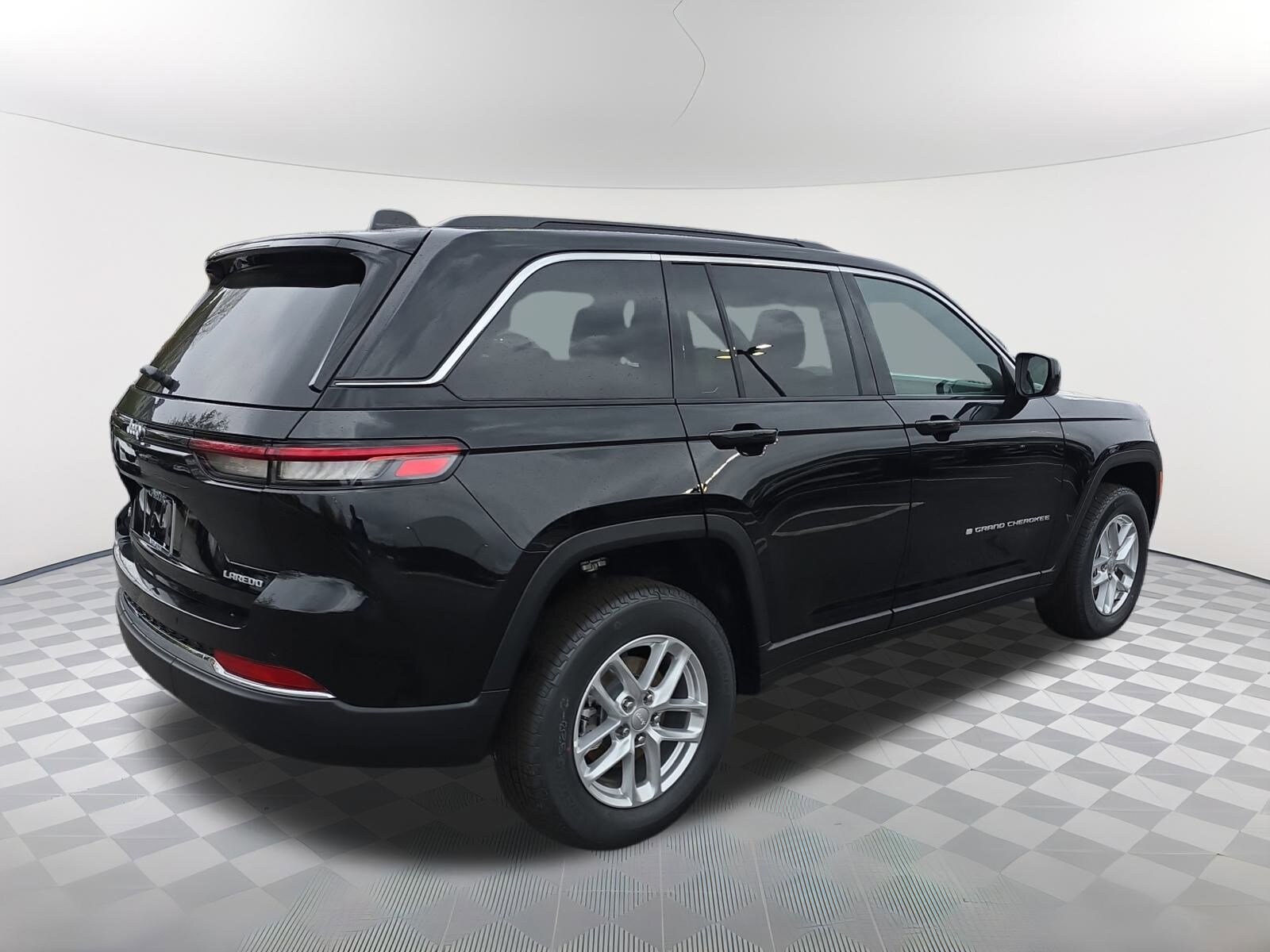 2025 Jeep Grand Cherokee Laredo X photo 3