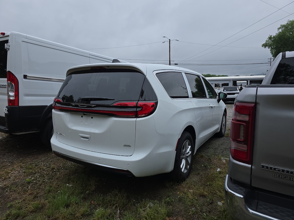 New 2027 Chrysler Pacifica SELECT AWD Passenger Van