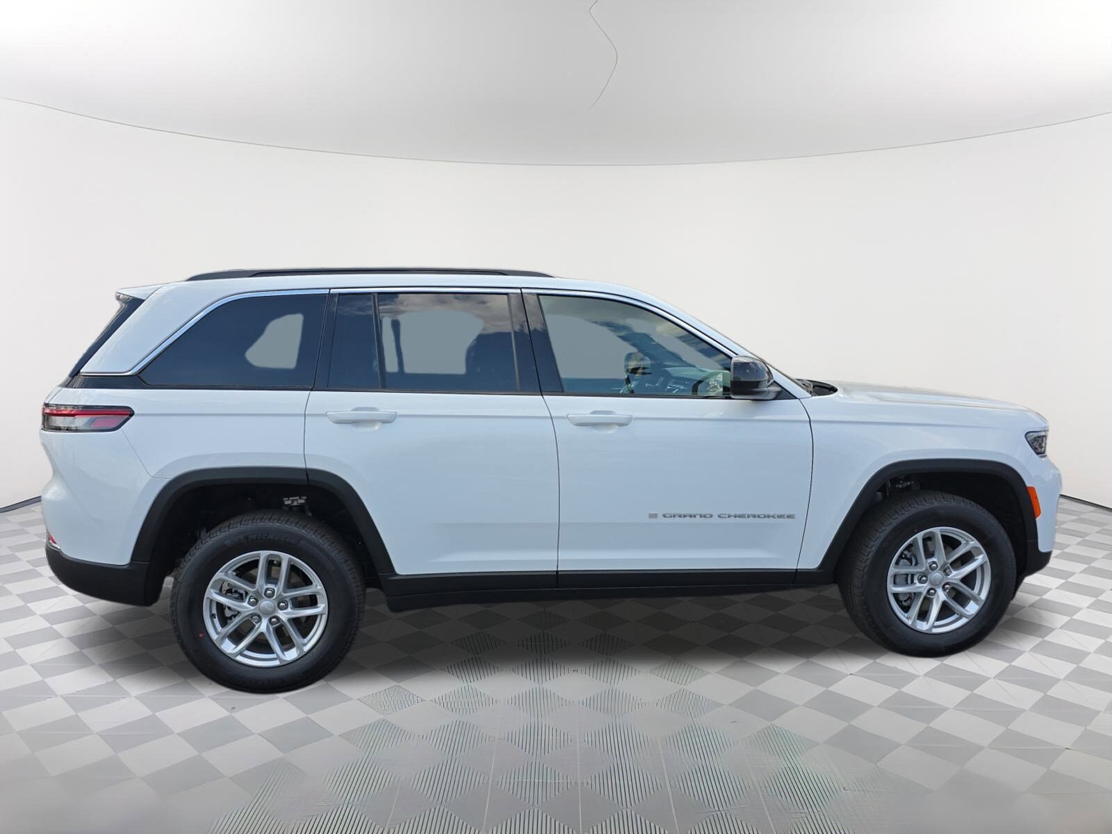 2025 Jeep Grand Cherokee Laredo X photo 2