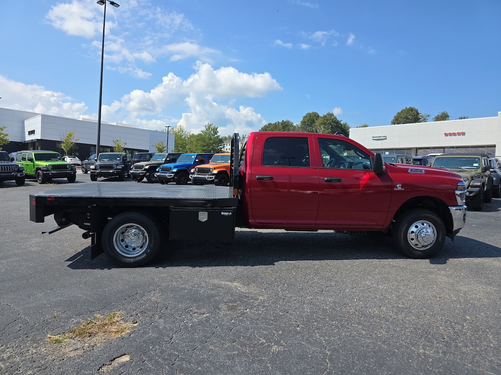 New 2025 Ram 3500 Chassis Cab 3500 TRADESMAN CREW CAB CHASSIS 4X4 60' CA Pickup