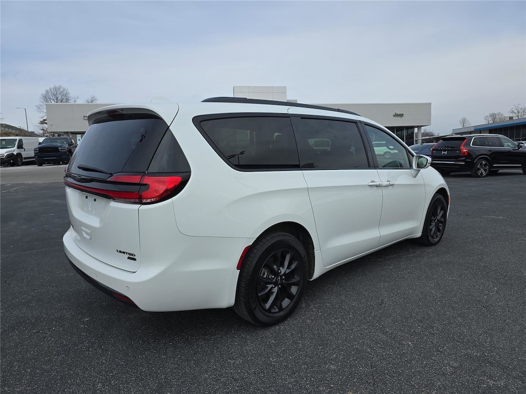 Used 2021 Chrysler Pacifica Limited Minivan/Van