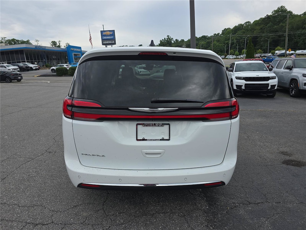 Used 2024 Chrysler Pacifica Touring L Minivan/Van