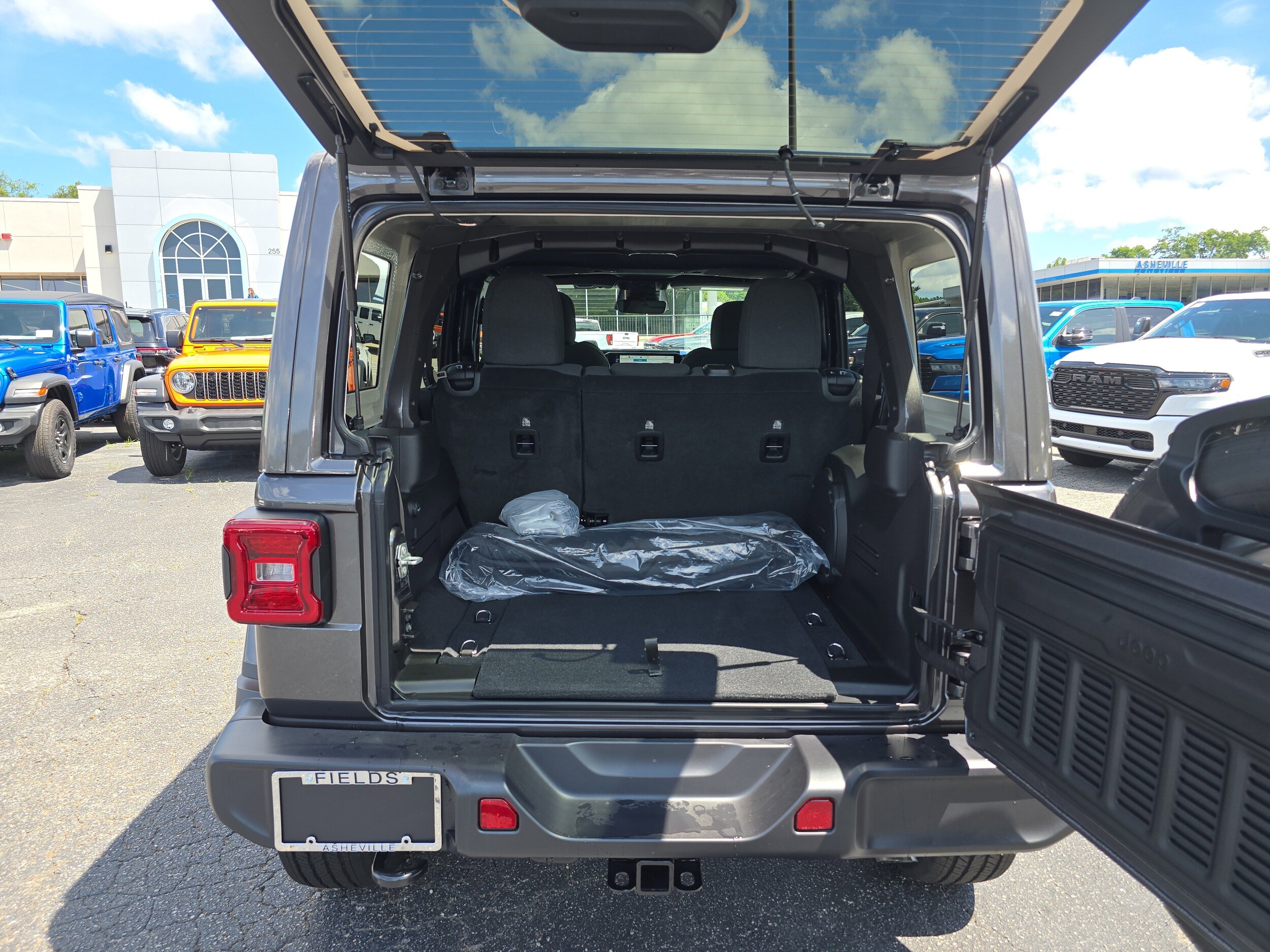 2025 Jeep Wrangler Sahara photo 3
