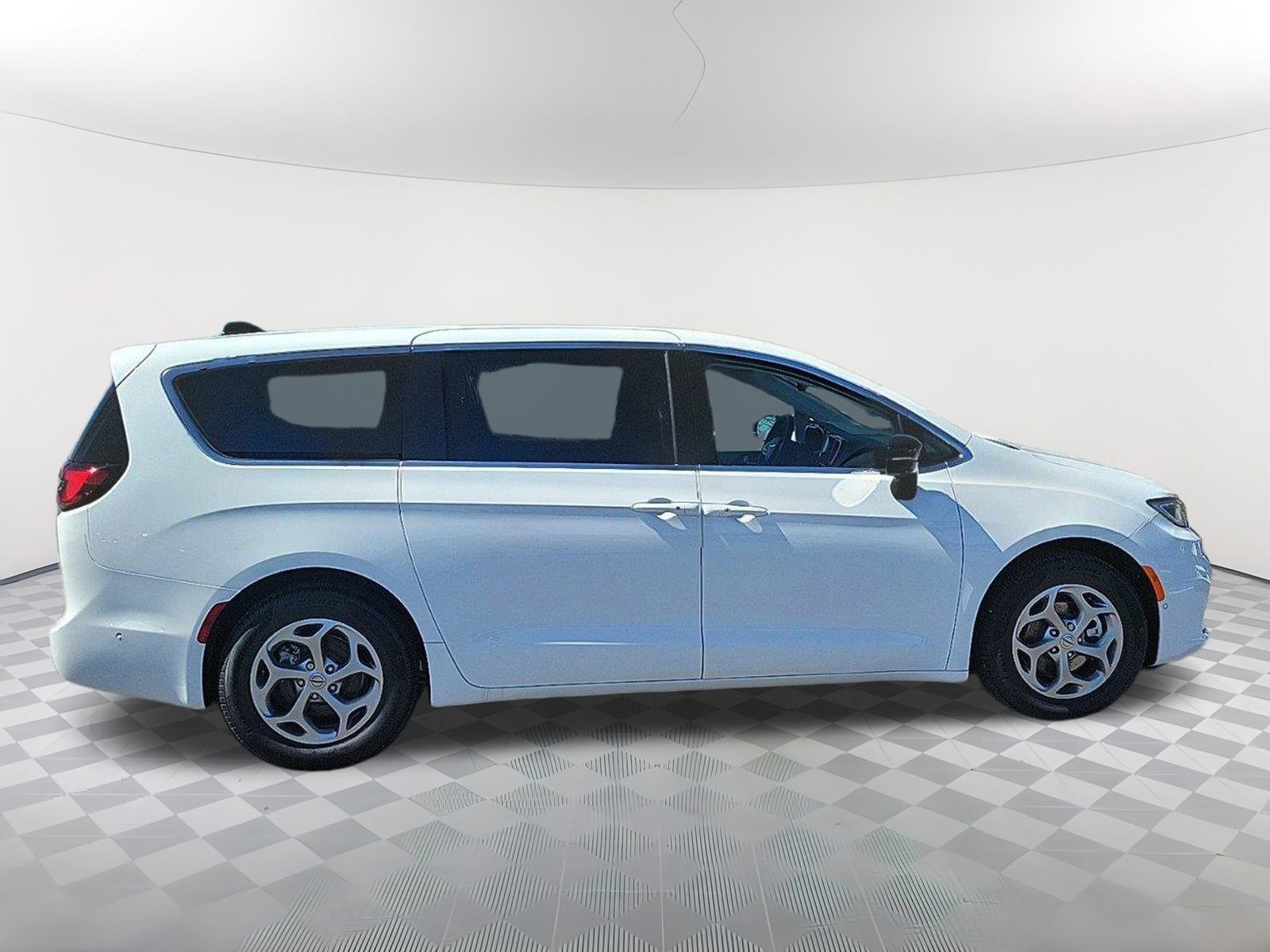 2024 Chrysler Pacifica Limited photo 2
