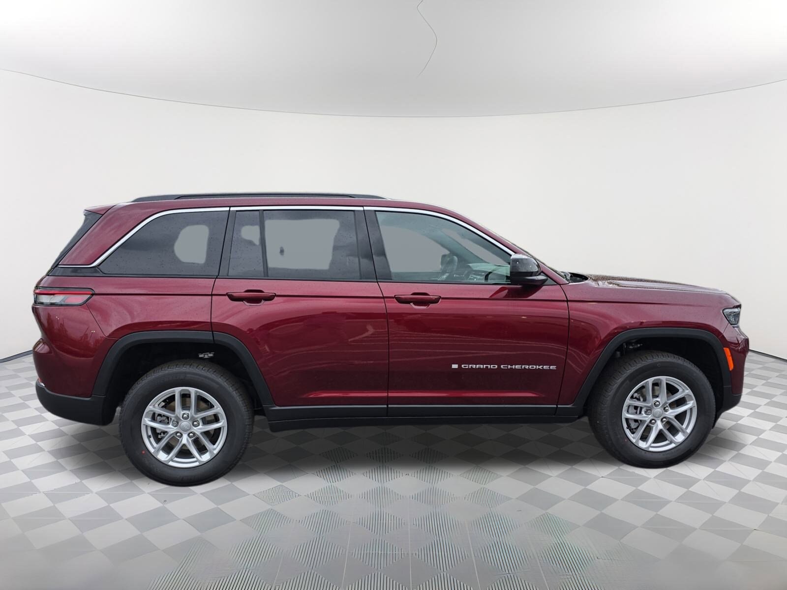 2025 Jeep Grand Cherokee Laredo photo 2