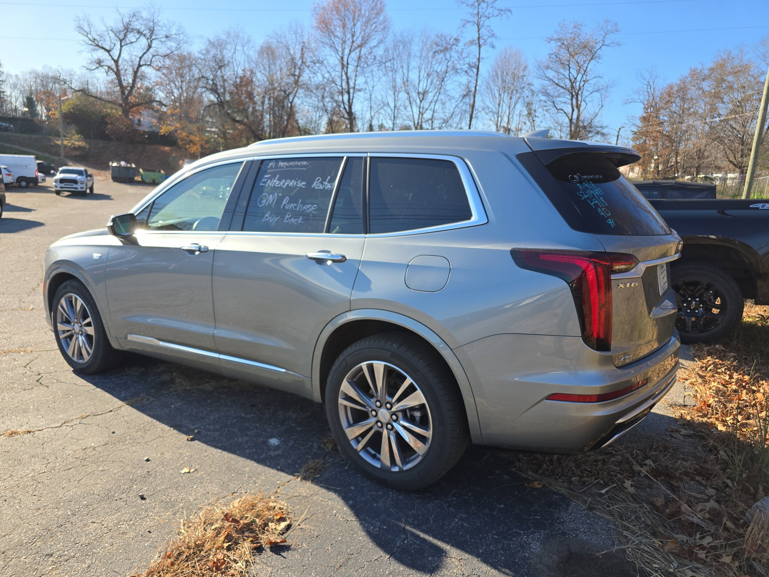 2025 Cadillac XT6 Premium Luxury photo 3